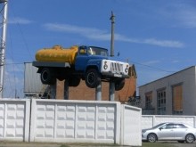 Памятники автомобилям. Млоковозка ГАЗ 53