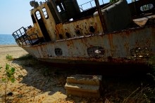 Хутор Рожок на азовском море рядом с которым обнаружены поселения людей каменного века, старый рыболовный сейнер.