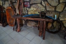 Станица Еланская, музей геноцида казачества.  Утварь и инструменты старинного казачьего быта. Токарный станок.