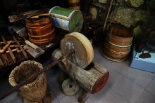 Станица Еланская, музей геноцида казачества.  Утварь и инструменты старинного казачьего быта. Заточной станок.