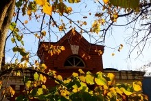 Чердачные окна улицы Варфоломеева, сфотографированные пригожим октябрьским днем.