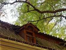 Чердачные окна улицы Варфоломеева, сфотографированные пригожим октябрьским днем.