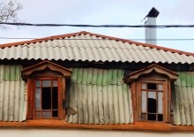 Чердачные окна улицы Варфоломеева, сфотографированные пригожим октябрьским днем.