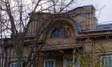 Чердачные окна улицы Варфоломеева, сфотографированные пригожим октябрьским днем.