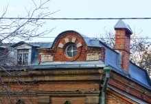 Чердачные окна улицы Варфоломеева, сфотографированные пригожим октябрьским днем.