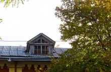 Чердачные окна улицы Варфоломеева, сфотографированные пригожим октябрьским днем.