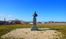 Памятник графу Воронцову в селе Воронцовка на берегу Азовского моря.