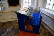 Экспозиция посвященная образованию в Атаманском дворце в Старочеркасской. Парта.