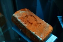 Выставка "Кирпичный вопрос" в Азовском историко-археологическом и палеонтологическом музее-заповеднике. Клейма на кирпичах.