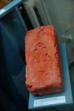 Выставка "Кирпичный вопрос" в Азовском историко-археологическом и палеонтологическом музее-заповеднике. Клейма на кирпичах.