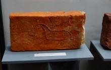 Выставка "Кирпичный вопрос" в Азовском историко-археологическом и палеонтологическом музее-заповеднике.  Всадник на кирпиче, Чумбур-коса.