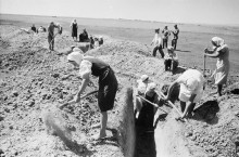 Окопы на берегу Аюты у хутора Пушкин которые рыли школьницы из Нижнекундрюченской