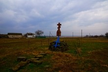 Хутор Сусат на берегу одноименной реки. Памятный знак на месте Казанской церкви.