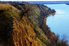 Глиняные скалы на Северском Донце и окопы над рекой.
