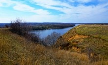 Глиняные скалы на Северском Донце и окопы над рекой.