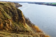 Глиняные скалы на Северском Донце и окопы над рекой.