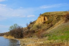 Глиняные скалы на Северском Донце и окопы над рекой.