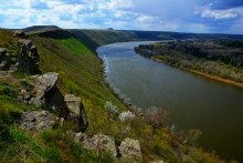 Скалы на берегу Северского Донца у поселка Коксовый, Бородиновский лес, терриконы, цветущие абрикосы и другие красоты края.