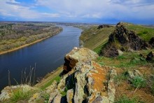 Скалы на берегу Северского Донца у поселка Коксовый, Бородиновский лес, терриконы, цветущие абрикосы и другие красоты края.