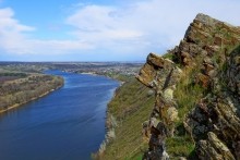 Скалы на берегу Северского Донца у поселка Коксовый, Бородиновский лес, терриконы, цветущие абрикосы и другие красоты края.