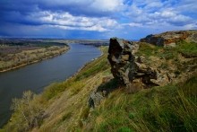 Скалы на берегу Северского Донца у поселка Коксовый, Бородиновский лес, терриконы, цветущие абрикосы и другие красоты края.