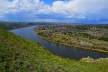 Скалы на берегу Северского Донца у поселка Коксовый, Бородиновский лес, терриконы, цветущие абрикосы и другие красоты края.