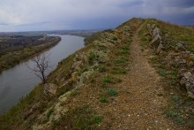 Скалы на берегу Северского Донца у поселка Коксовый, Бородиновский лес, терриконы, цветущие абрикосы и другие красоты края.