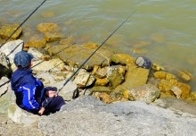 Большая рыбалка на Пушкинской набережной в Таганроге.