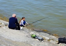 Большая рыбалка на Пушкинской набережной в Таганроге.