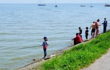 Большая рыбалка на Пушкинской набережной в Таганроге.