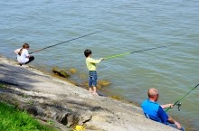 Большая рыбалка на Пушкинской набережной в Таганроге.