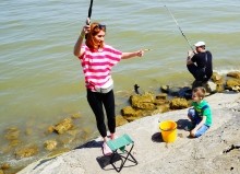 Большая рыбалка на Пушкинской набережной в Таганроге.