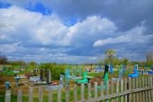 Огромный жернов на кладбище в Кузнецовке.