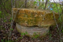 Огромный жернов на кладбище в Кузнецовке.