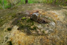 Огромный жернов на кладбище в Кузнецовке.