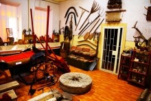 Огромный жернов на кладбище в Кузнецовке и жернов в музее в Маргаритово.