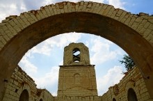 Белокаменная церковь Божией Матери Одигитрии в имении помещиков Карповых на обрывистых берегах реки Быстрой.