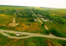 Белокаменная церковь Божией Матери Одигитрии в имении помещиков Карповых на обрывистых берегах реки Быстрой.