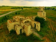 Белокаменная церковь Божией Матери Одигитрии в имении помещиков Карповых на обрывистых берегах реки Быстрой.