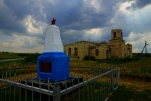 Белокаменная церковь Божией Матери Одигитрии в имении помещиков Карповых на обрывистых берегах реки Быстрой.