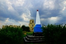 Белокаменная церковь Божией Матери Одигитрии в имении помещиков Карповых на обрывистых берегах реки Быстрой.