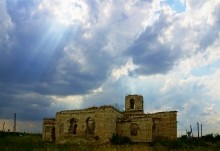 Белокаменная церковь Божией Матери Одигитрии в имении помещиков Карповых на обрывистых берегах реки Быстрой.