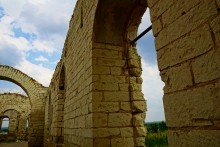 Белокаменная церковь Божией Матери Одигитрии в имении помещиков Карповых на обрывистых берегах реки Быстрой.