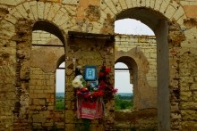 Белокаменная церковь Божией Матери Одигитрии в имении помещиков Карповых на обрывистых берегах реки Быстрой.