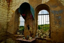 Белокаменная церковь Божией Матери Одигитрии в имении помещиков Карповых на обрывистых берегах реки Быстрой.