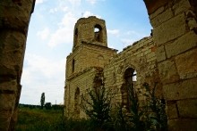 Белокаменная церковь Божией Матери Одигитрии в имении помещиков Карповых на обрывистых берегах реки Быстрой.