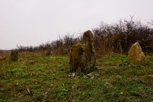 Менгиры у хутора Керчик-Савров на берегу реки Керчик.