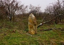 Менгиры у хутора Керчик-Савров на берегу реки Керчик.