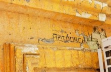 Бомбоубежище Щель и другие надписи времен Великой Отечественной Войны.