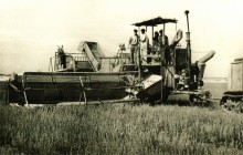 Уборка хлеба комбайнами, прицепными и современными.